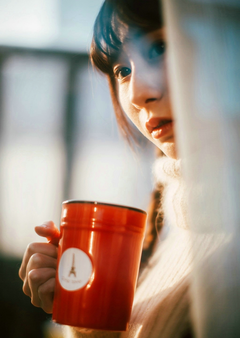 点击大图看下一张：冬季毛衣美女私房暖和咖啡恬静时光