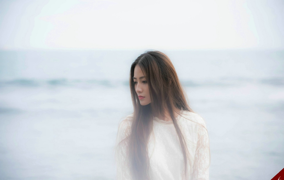 点击大图看下一张：海岸边的气质美女白纱长裙孤独寂寥