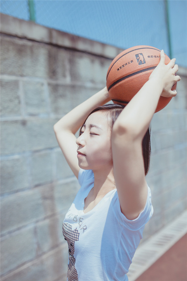 点击大图看下一张：清新篮球少女可爱写真清凉一夏