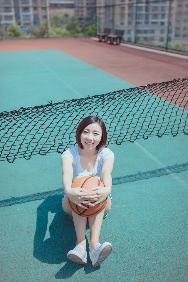 点击大图看下一张：清新篮球少女可爱写真清凉一夏