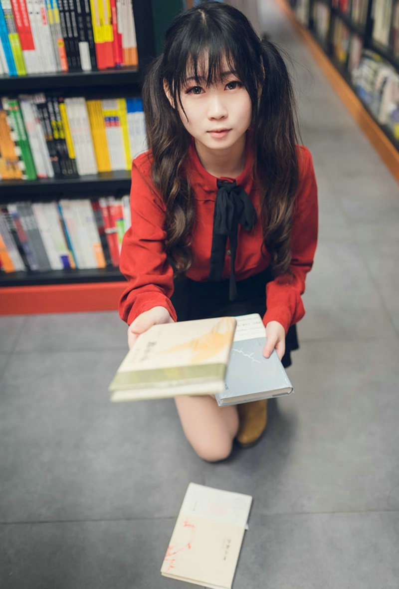 点击大图看下一张：图书馆里的遇到的双马尾萝莉少女甜美可爱很迷人