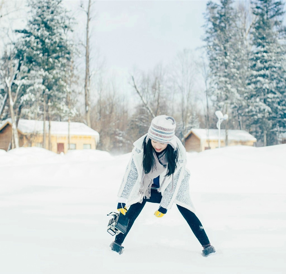 点击大图看下一张：寒冷雪地上的清纯妹子热爱摄影