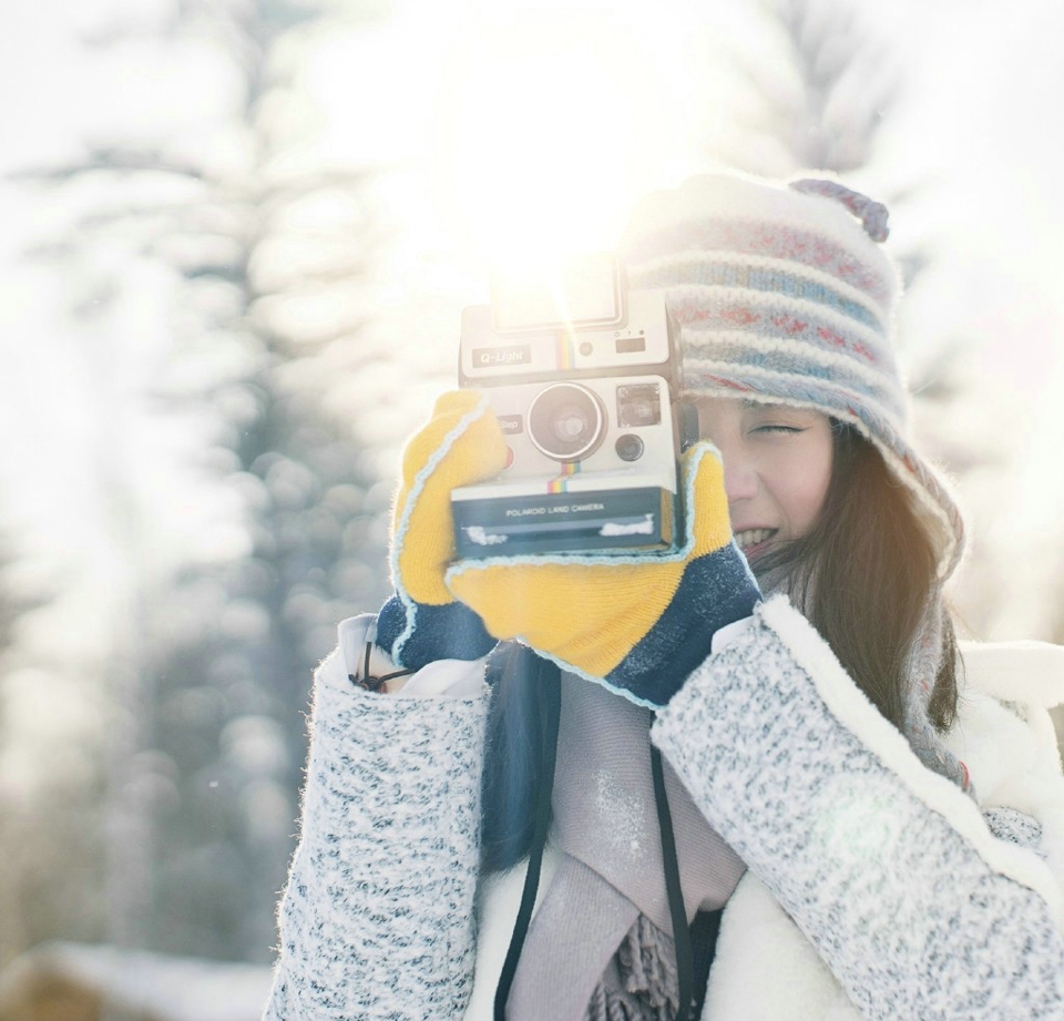 点击大图看下一张：寒冷雪地上的清纯妹子热爱摄影