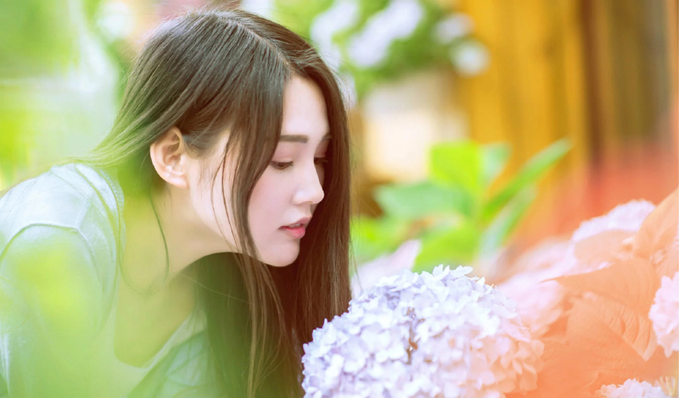 点击大图看下一张:花团锦簇清新少女与花争艳魅力十足