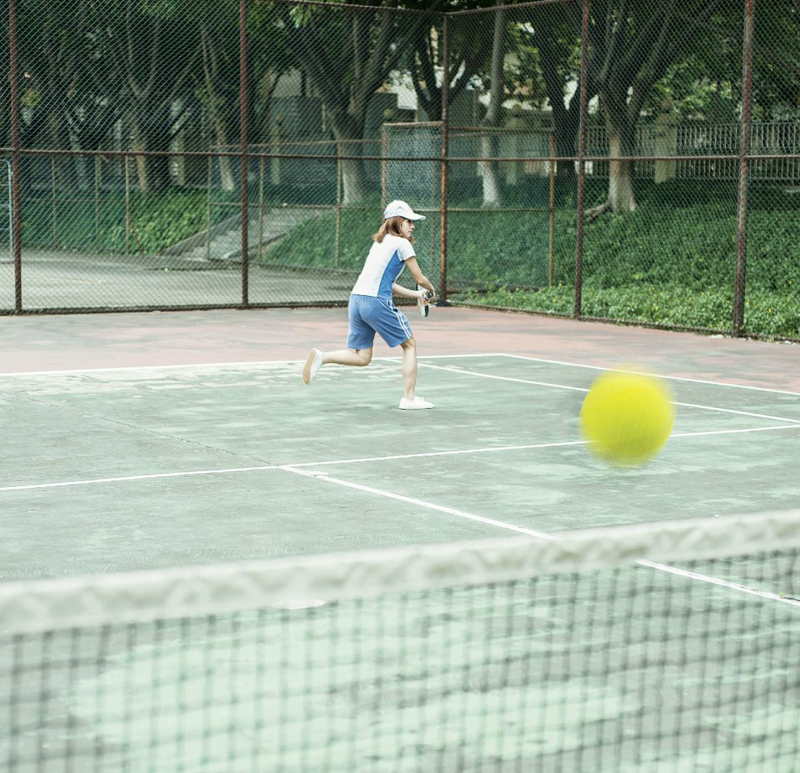 点击大图看下一张：活力网球少女运动挥汗写真率性十足