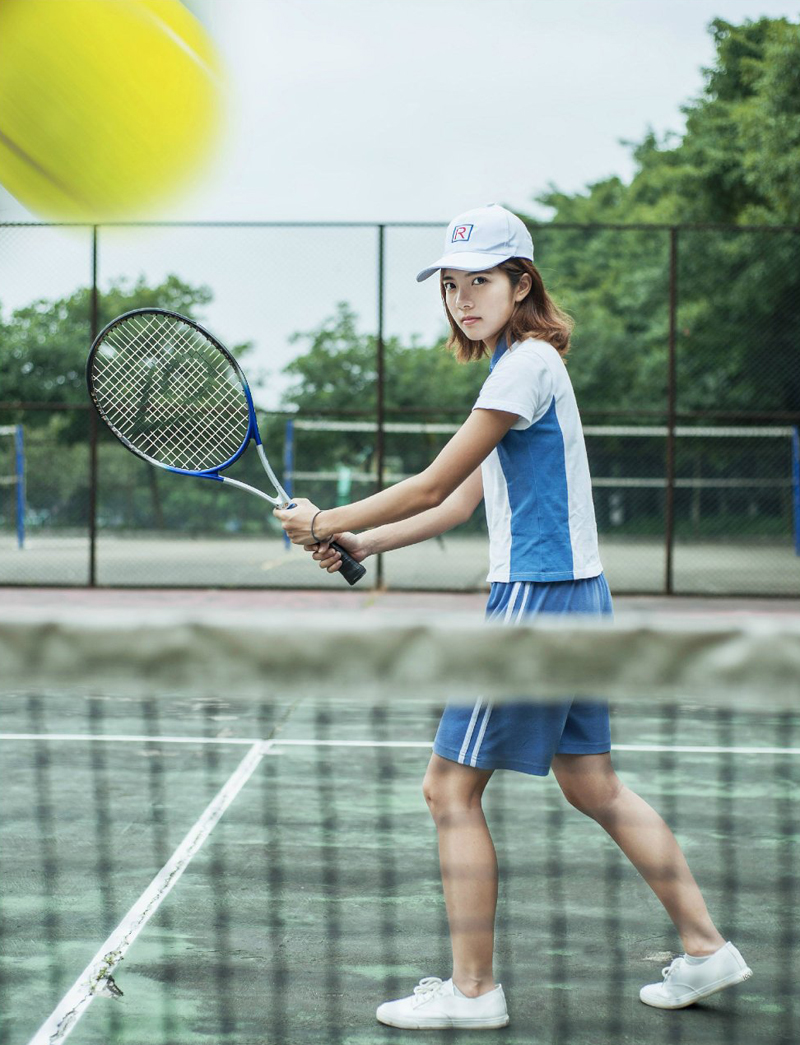 点击大图看下一张：活力网球少女运动挥汗写真率性十足