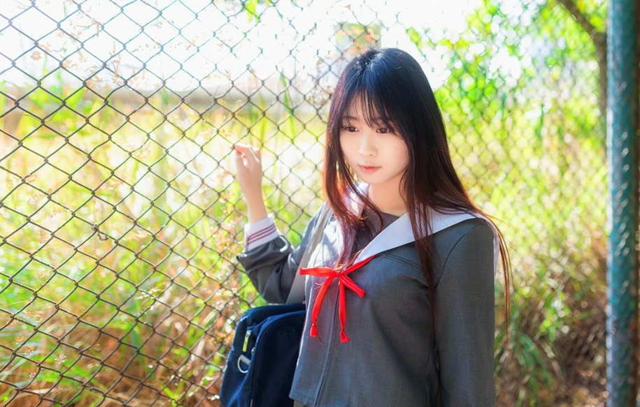 点击大图看下一张:操场跑道上的校服黑丝袜少女清纯靓丽很迷人
