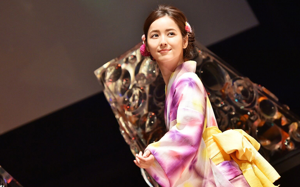 点击大图看下一张：日本女星佐佐木希和服活动照图片