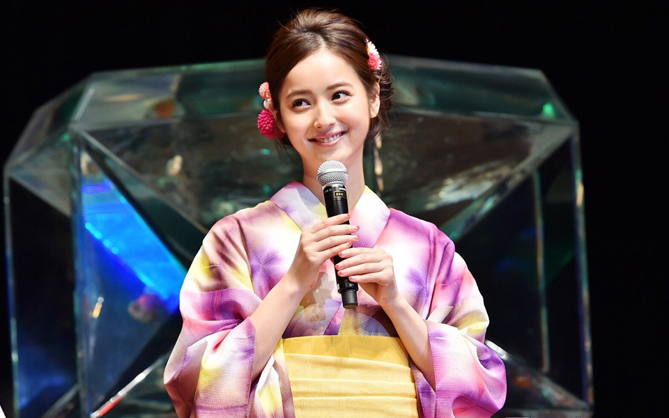 点击大图看下一张：日本女星佐佐木希和服活动照图片