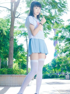 公园里吃彩虹糖的小萝莉穿着校服白色迷人的丝袜