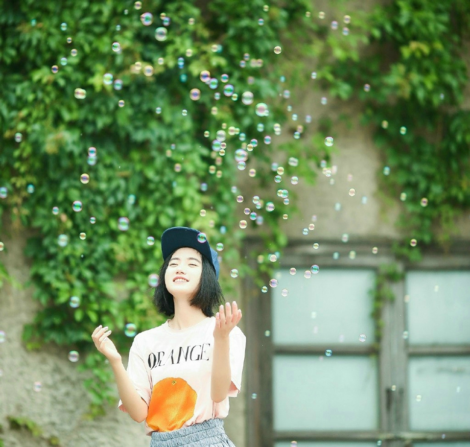 点击大图看下一张:眼镜少女粉嫩T恤清新绿色怡人