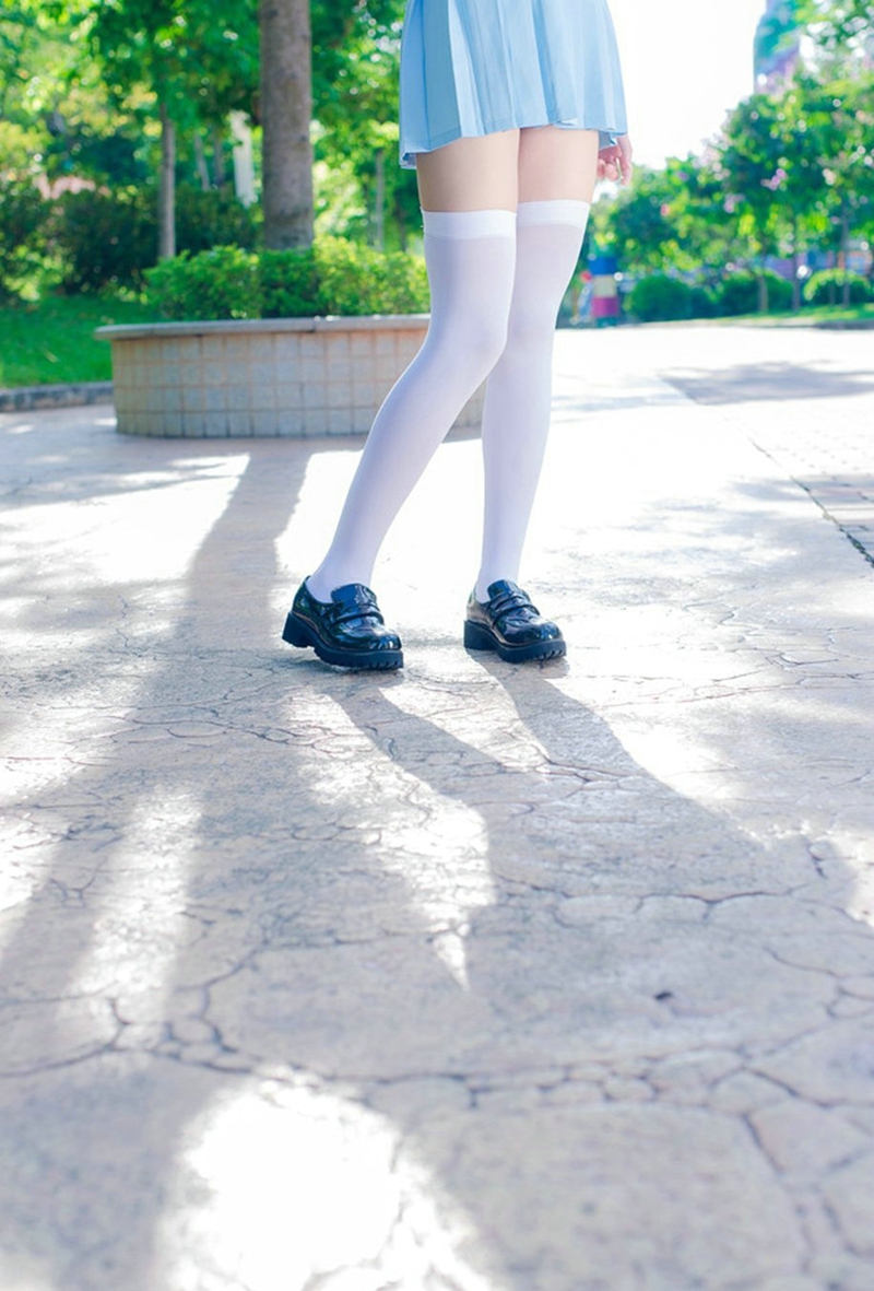 点击大图看下一张：公园里吃彩虹糖的小萝莉穿着校服白色迷人的丝袜