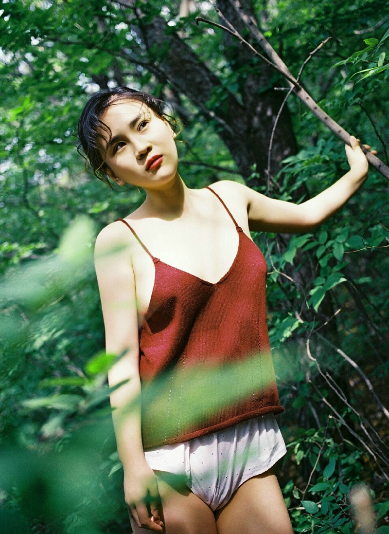 点击大图看下一张：森林深处吊带美女性感艺术写真