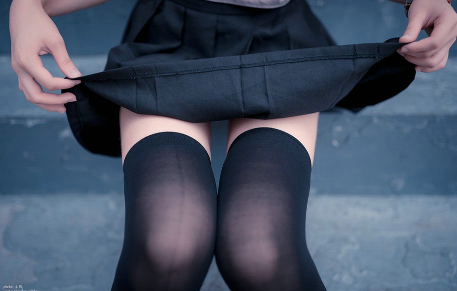 点击大图看下一张：白皙性感过膝袜短裙美腿少女极致诱惑