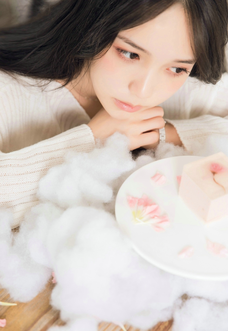 点击大图看下一张：青春少女私房蛋糕温暖毛衣漂亮脸蛋