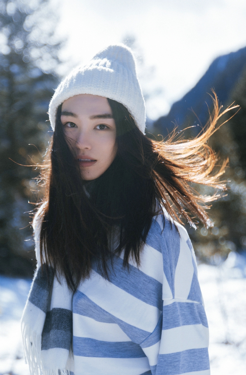点击大图看下一张：雪地里的高挑美女活泼可爱毛线帽温暖