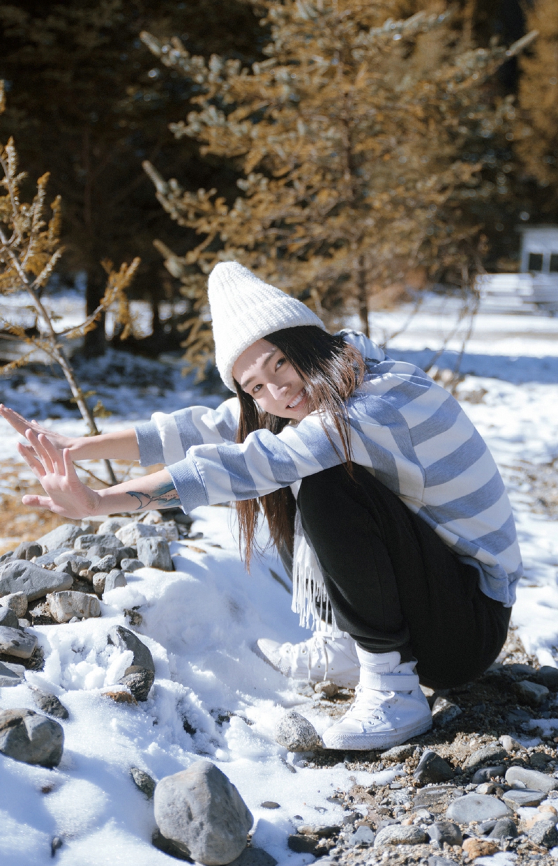 点击大图看下一张：雪地里的高挑美女活泼可爱毛线帽温暖