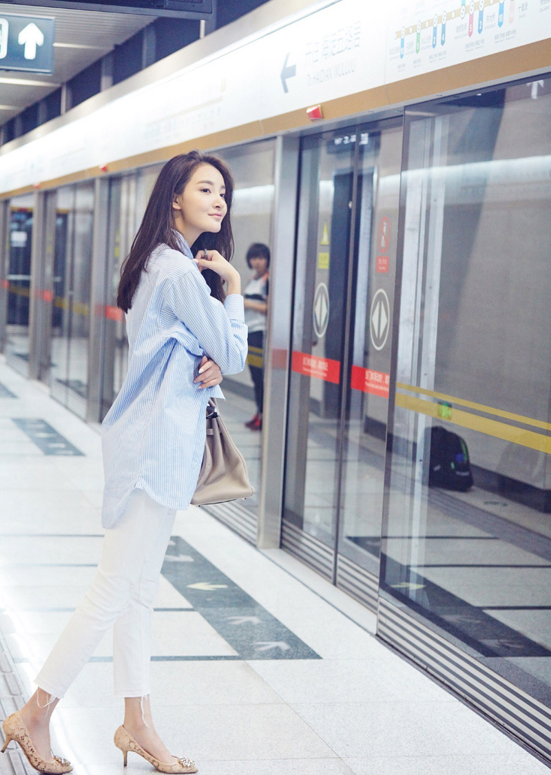 点击大图看下一张：刘雨欣提倡绿色出行早上坐公交晚上搭地铁