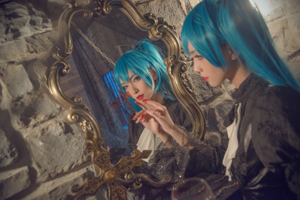 点击大图看下一张:Cosplay新人猫井澜Yuran初音未来同人吸血鬼