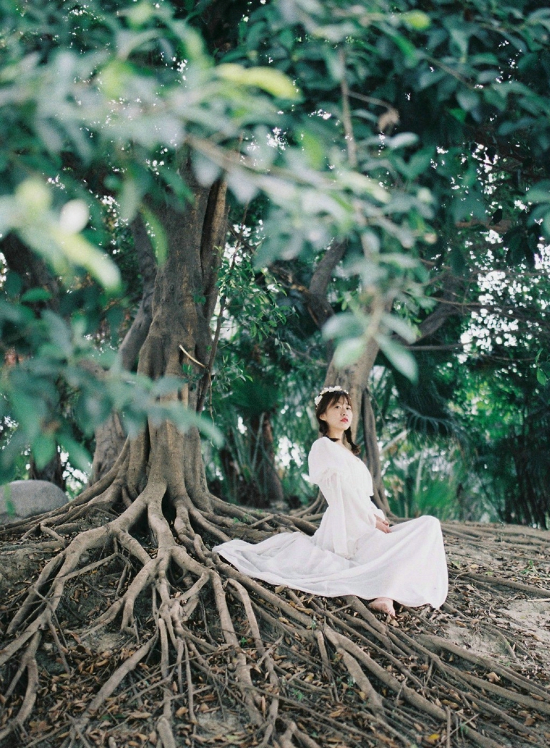 点击大图看下一张：清纯妹子森林深处白裙柔美甜美写真