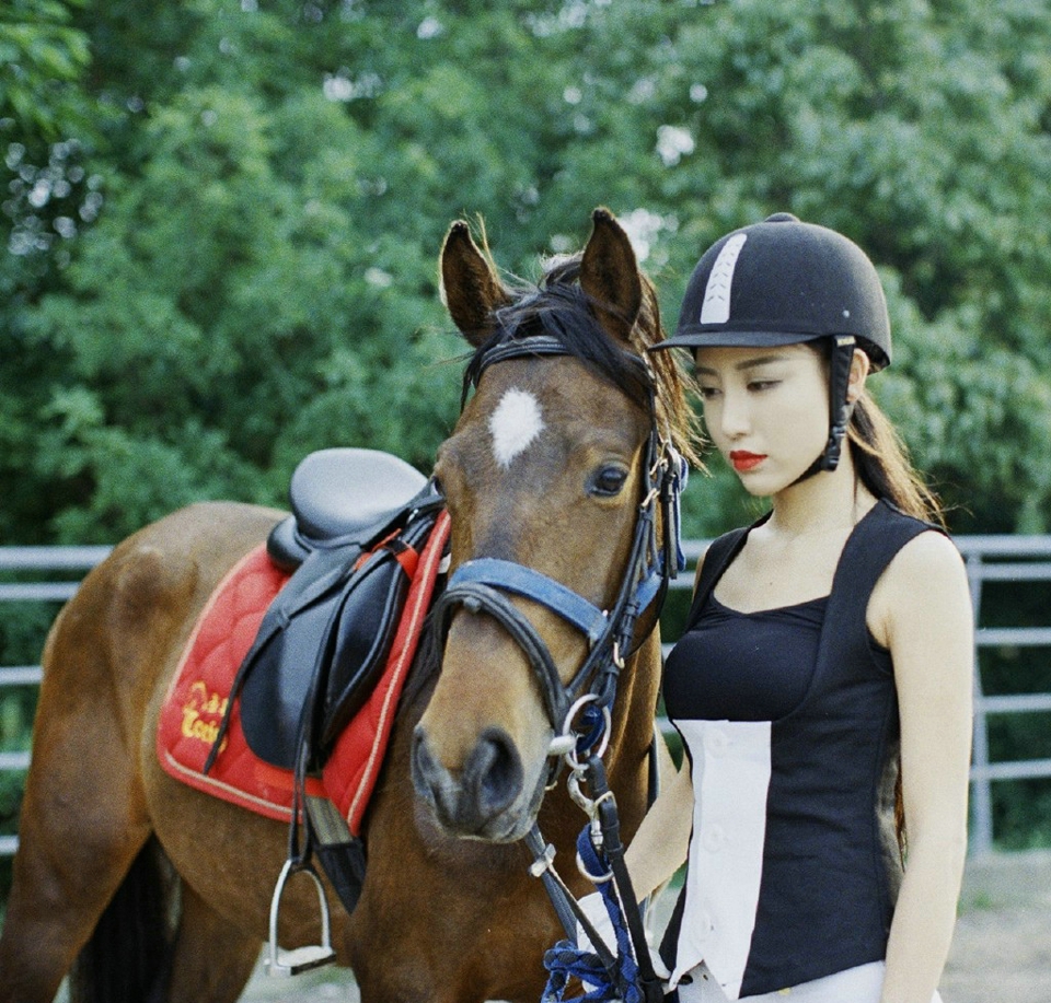 点击大图看下一张：骑马女神英伦风帅气骑马服姣好容貌