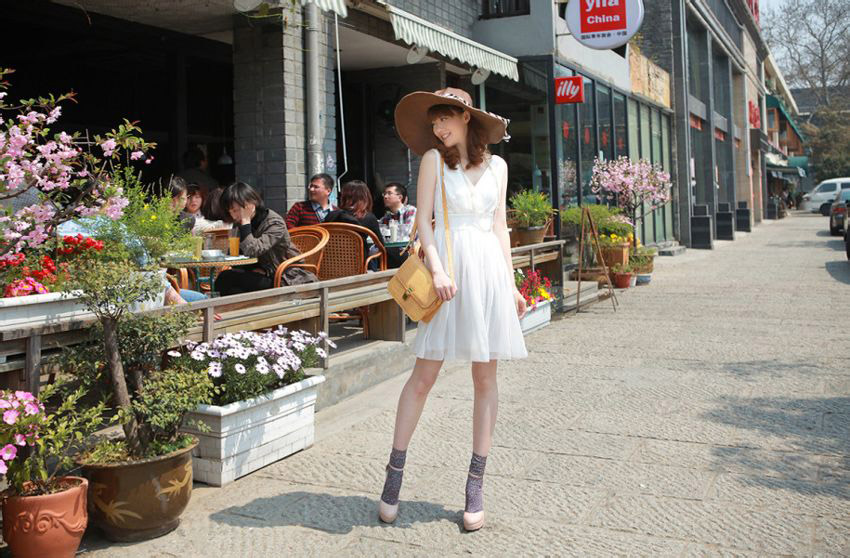 点击大图看下一张：清纯可人的短裙草莓女神夏季清新街拍写真