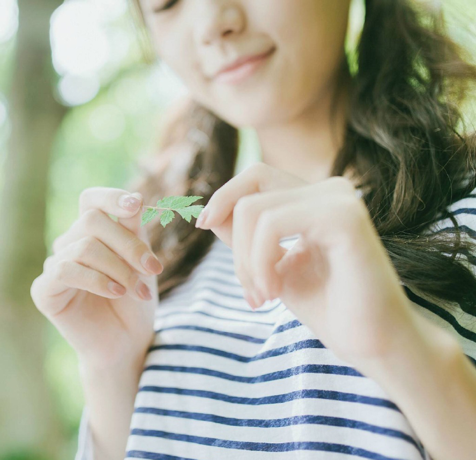 点击大图看下一张：双马尾甜美少女户外随性俏皮写真美丽动人