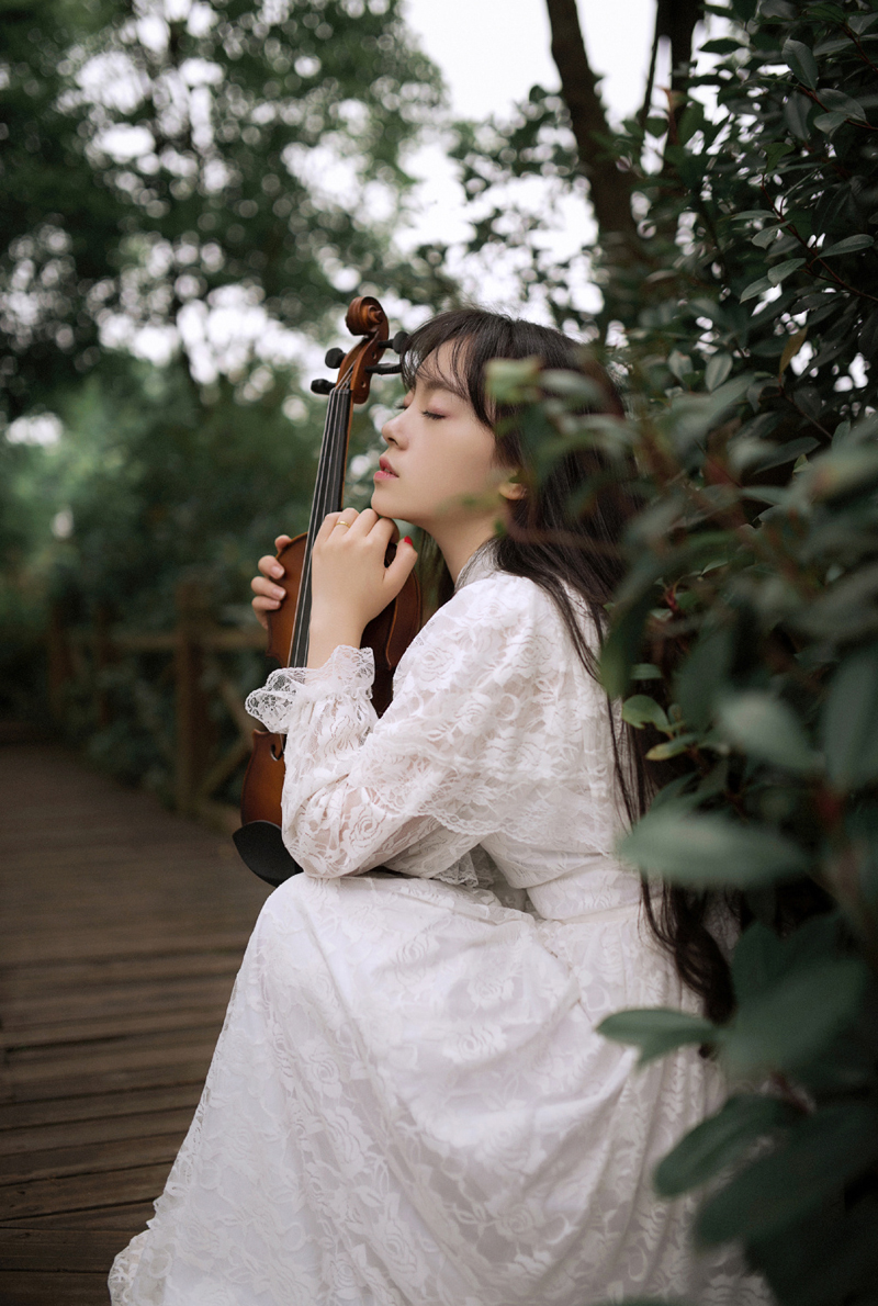 点击大图看下一张：小提琴音乐长裙少女山林幽静写真文艺可人