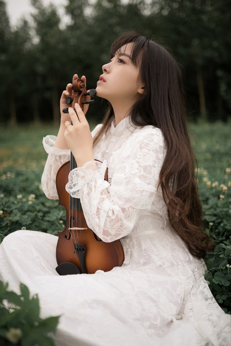 点击大图看下一张：小提琴音乐长裙少女山林幽静写真文艺可人