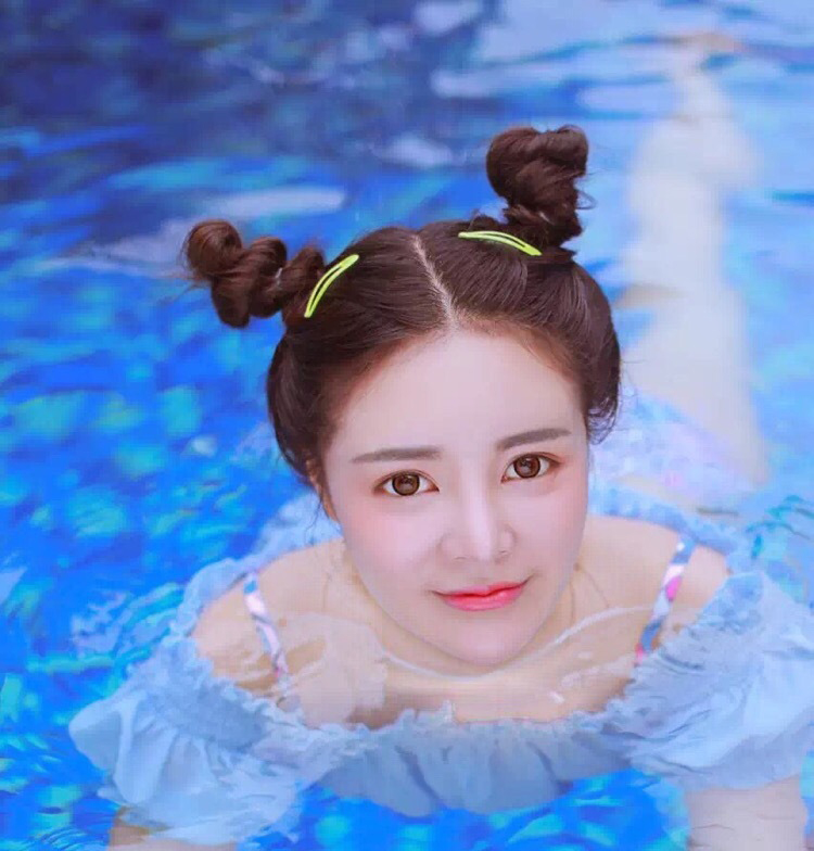 点击大图看下一张：甜美可爱少女游泳池湿身俏皮写真