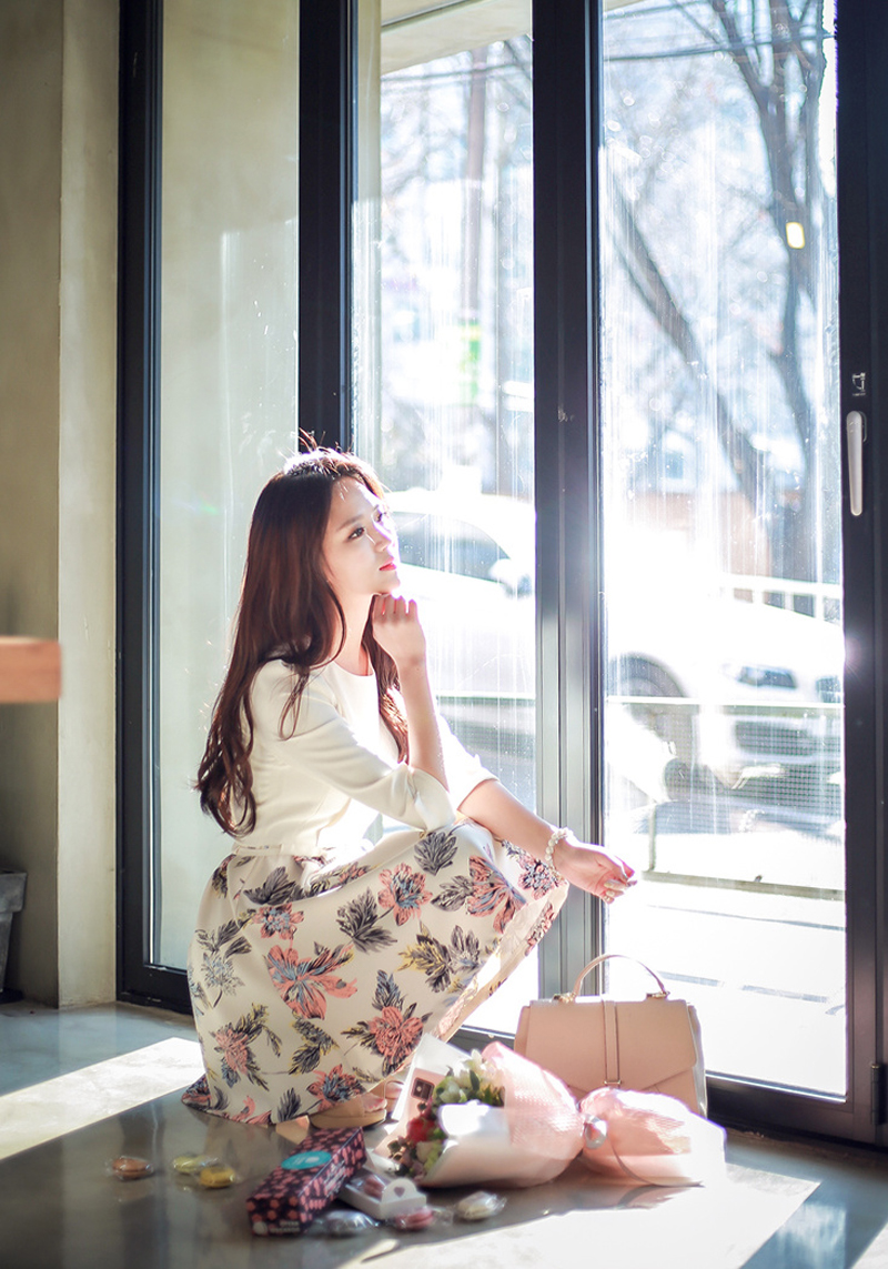 点击大图看下一张：花裙长腿模特橱窗前优雅气质写真
