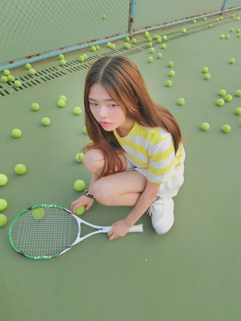 点击大图看下一张：清新网球少女夏日活力写真可爱迷人