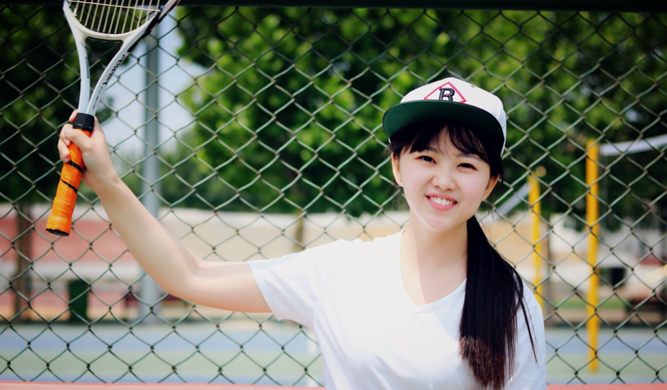 点击大图看下一张:活泼圆脸少女网球运动写真青春无敌