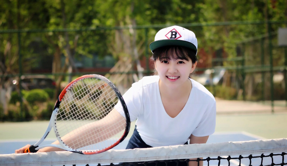 点击大图看下一张：活泼圆脸少女网球运动写真青春无敌