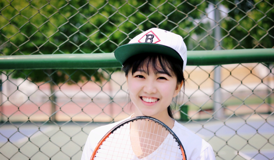 点击大图看下一张：活泼圆脸少女网球运动写真青春无敌