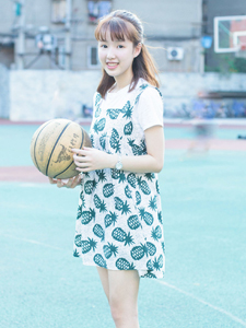 欢乐少女篮球场清凉运动写真活泼甜美