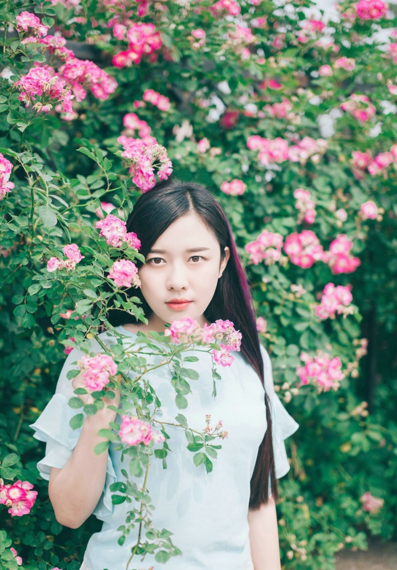 点击大图看下一张:长发妹子活泼青春靓丽养眼可人