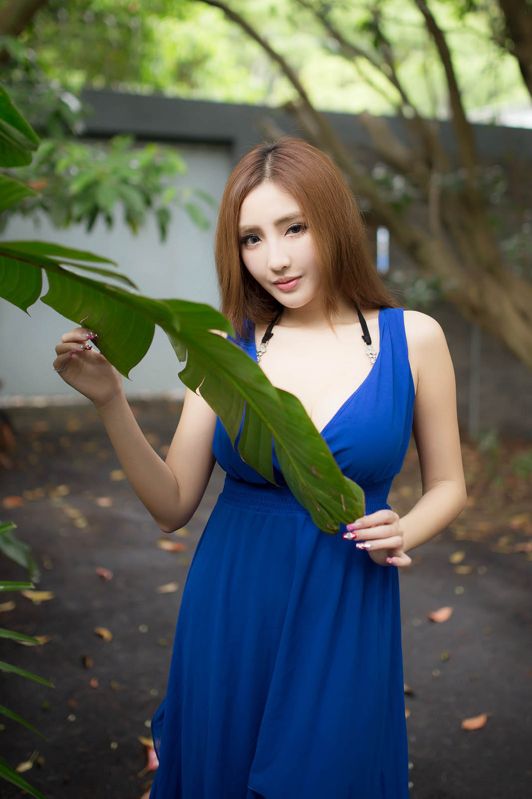点击大图看下一张：清新美女赵芸蓝色连衣裙性感户外美胸写真