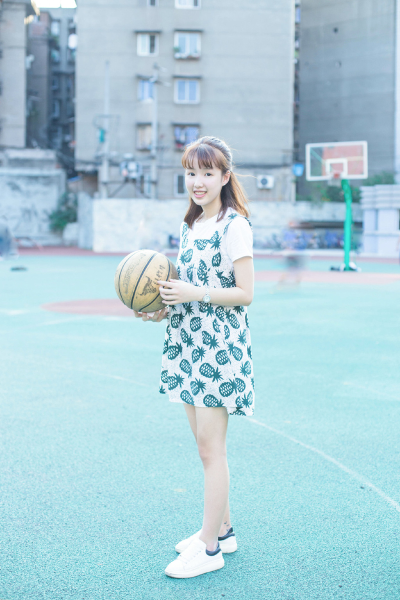 点击大图看下一张：欢乐少女篮球场清凉运动写真活泼甜美