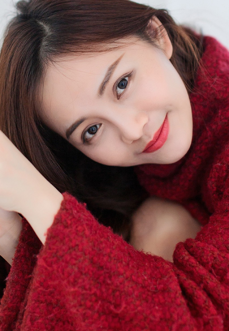 点击大图看下一张：红色毛衣美女暖冬私房写真气质优雅清新迷人
