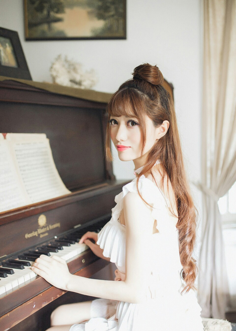 点击大图看下一张：大眼萌妹钢琴少女阿赵文艺写真清新丽人