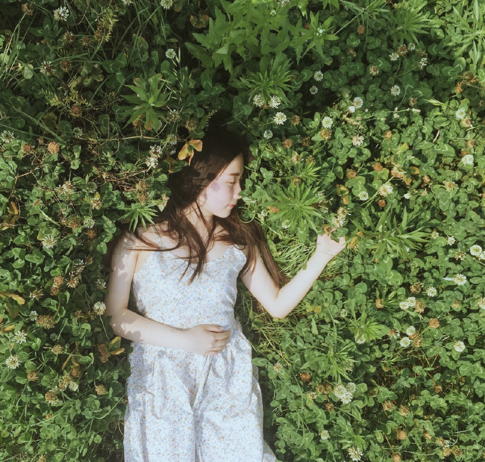 点击大图看下一张:文艺女青年安静旅拍温婉娇美