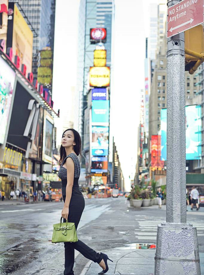 点击大图看下一张：中国女演员娄艺潇尽显时尚干练魅力街拍照
