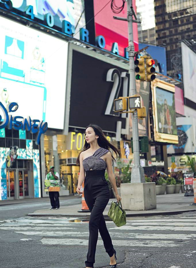 点击大图看下一张：中国女演员娄艺潇尽显时尚干练魅力街拍照