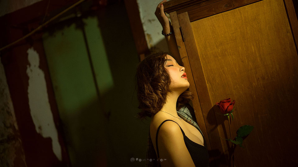 点击大图看下一张:性感御姐诱人美胸释放成熟的味道