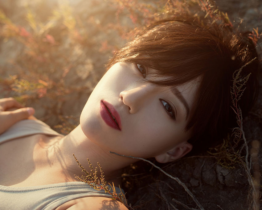 点击大图看下一张:短发气质红唇美女芦苇塘边的唯美写真