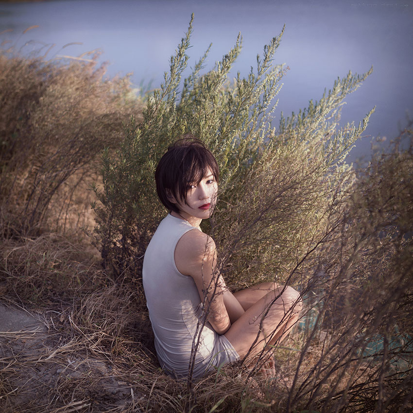 点击大图看下一张：短发气质红唇美女芦苇塘边的唯美写真