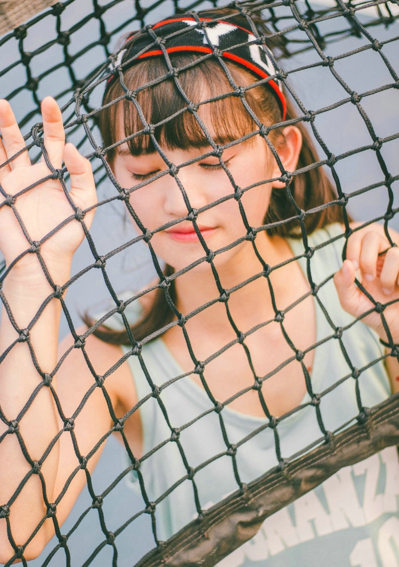 点击大图看下一张:校园操场上妹子罗美娅微笑融化人