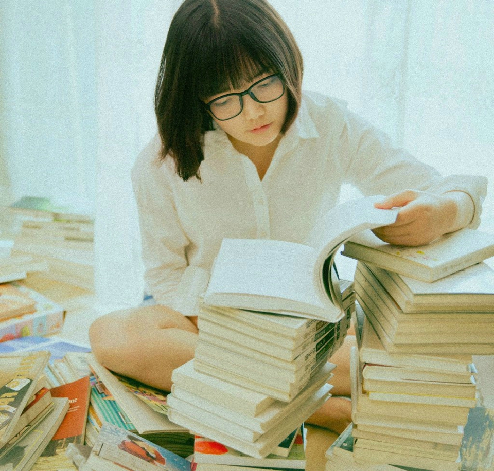 点击大图看下一张：可爱眼镜少女私房沉浸书本海洋