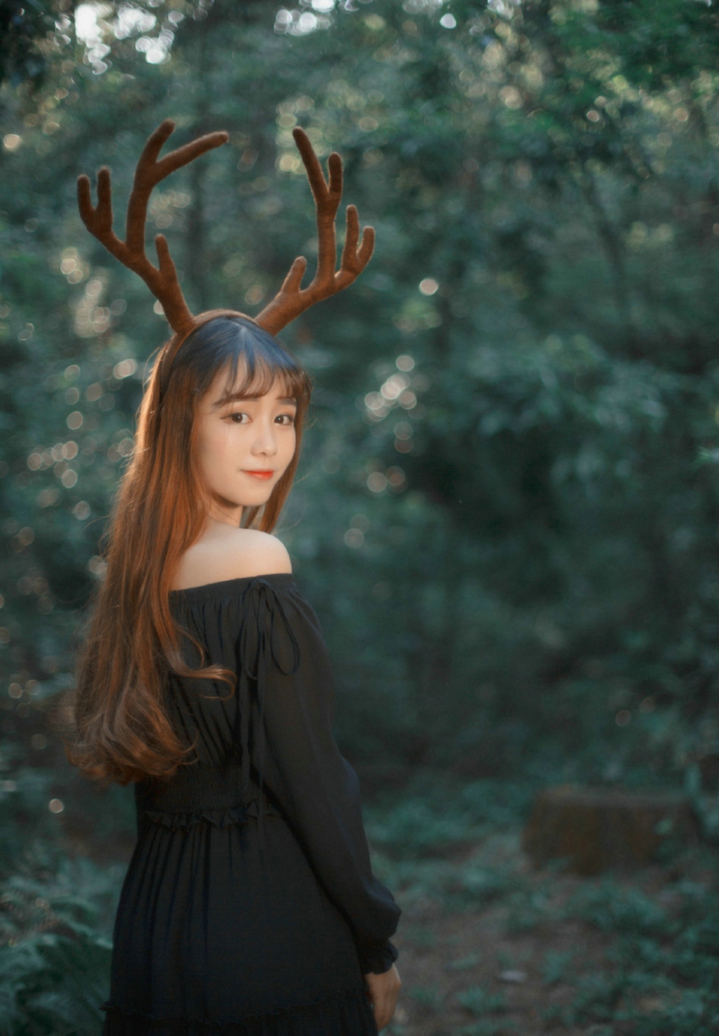 点击大图看下一张：森林内的麋鹿少女黑裙气质美丽迷人
